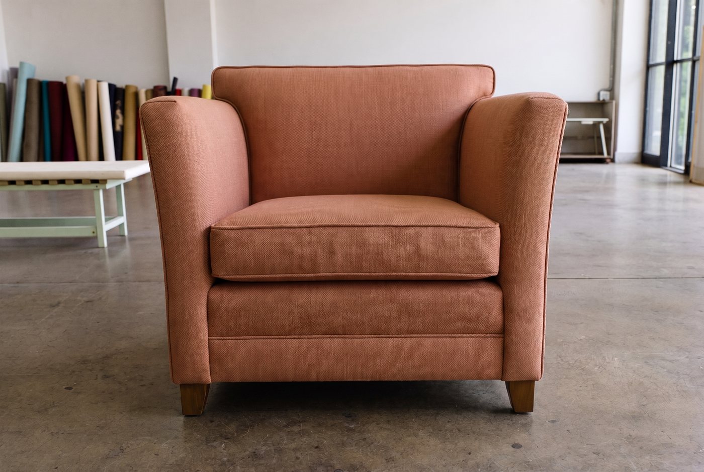 Derselbe Sessel mit neuem Webstoff-Bezug in Terracotta