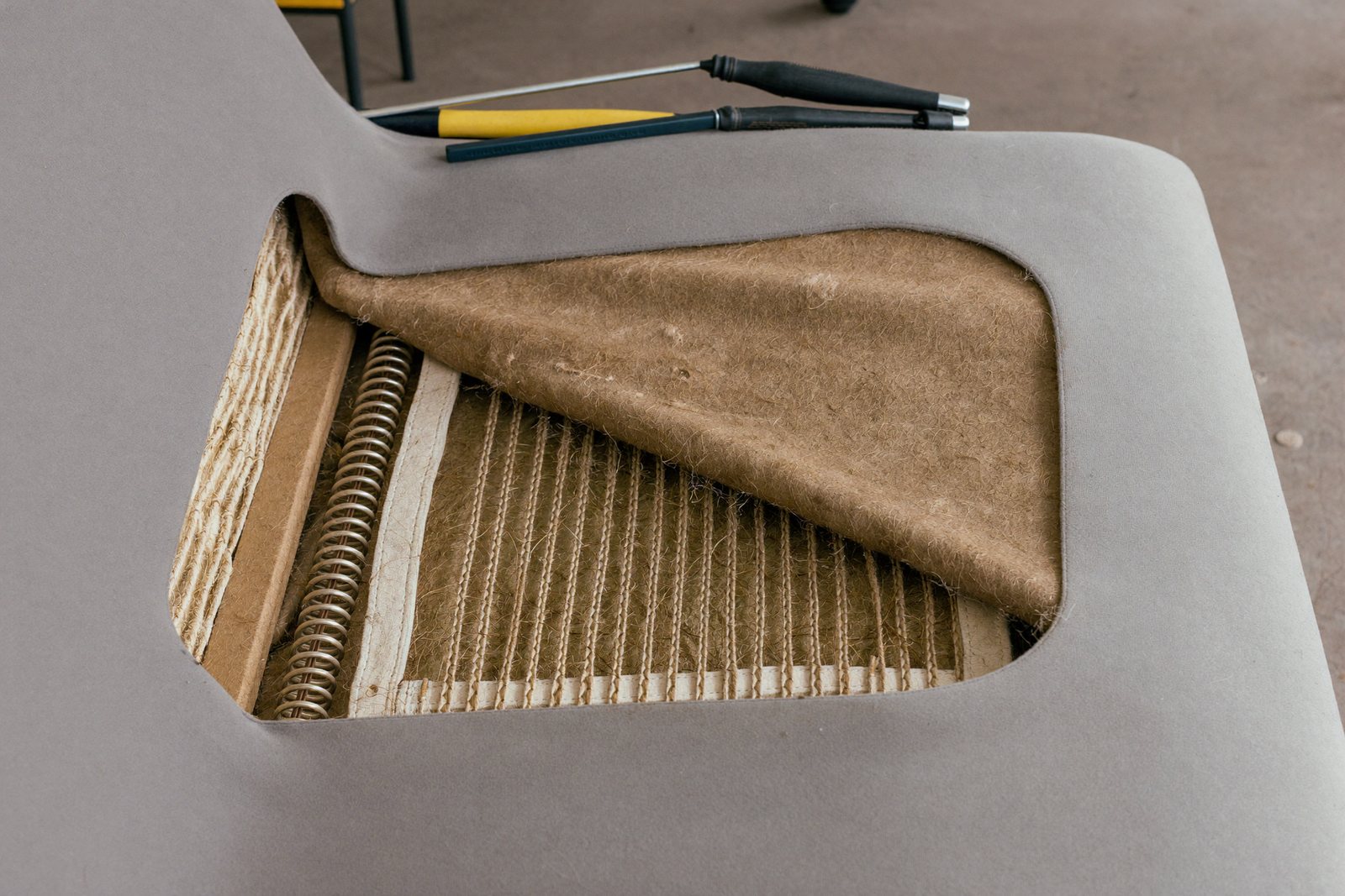 Geöffnetes Sofa mit Federkern während der Reparatur