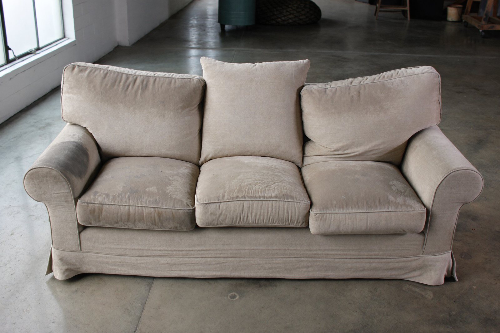 Abgenutztes Sofa mit verschlissenem Bezug vor der Aufarbeitung