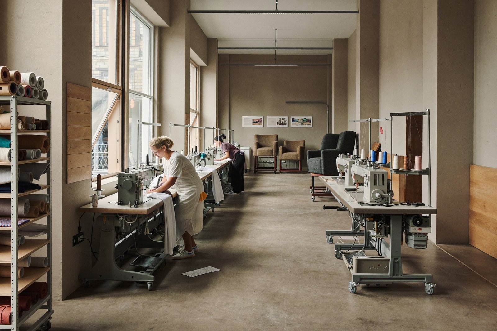 Polsterer arbeitet an einem Sessel